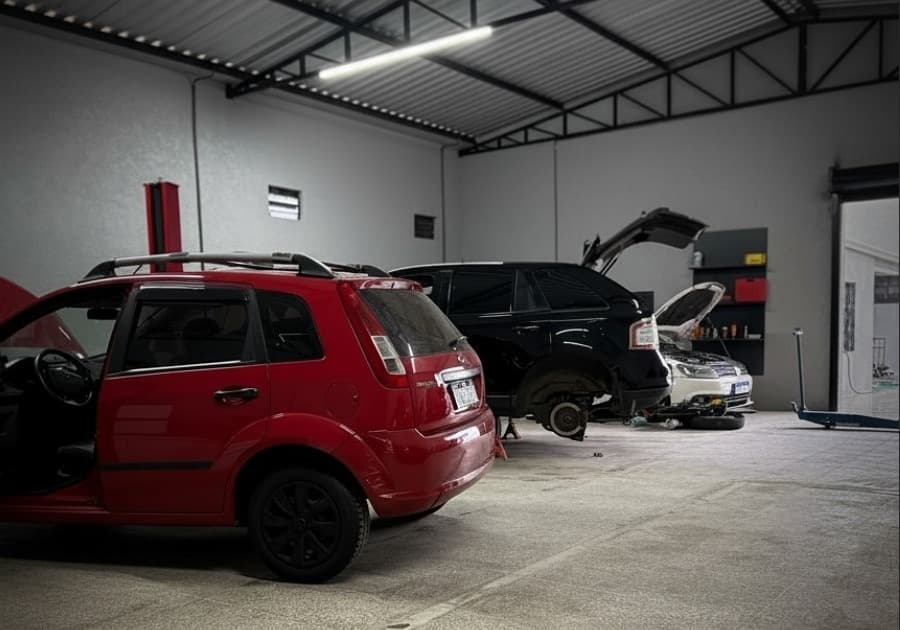 Interior da oficina OVERDRIVE com bancadas e equipamentos de diagnóstico